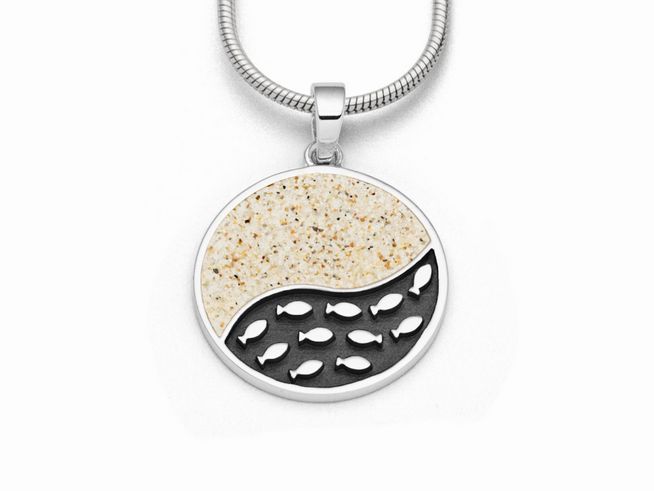 Sterling Silber Anhänger mit einem Fischschwarm-Design, kombiniert mit Strandsand und sandlosem Element, rund und elegant, ideal für einen stilvollen Look.