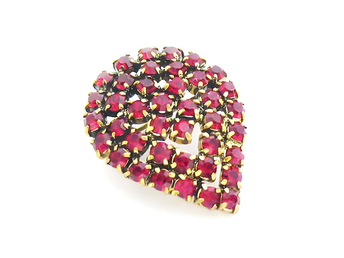 Rote Strass Brosche im sexy City Look in Blattform, hergestellt von Juwelier Harnisch, besticht durch funkelnde rote Strasssteine auf goldenem Untergrund.