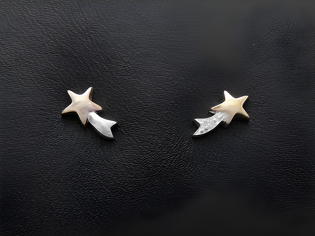 Silber Ohrringe in Form einer Sternschnuppe mit gelb bicolor Zirkonia und weißen Zirkonia, Hersteller Juwelier Harnisch, elegant und funkelnd.