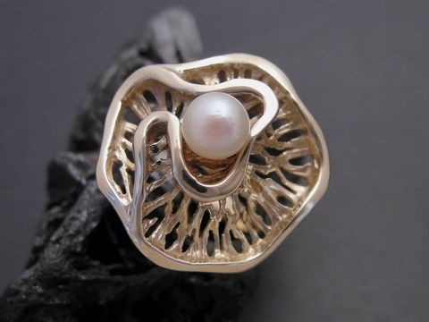 Gold Perlen Ring einzigartig Größe 56,5 mit Zuchtperle 5,4 mm aus Gold 333 gefertigt vom Juwelier Harnisch bis Größe 58/18,5. Die filigrane Struktur ergänzt die elegante Perle perfekt.