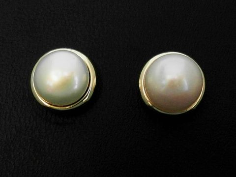 Elegante Ohrstecker aus Gold mit Süßwasser Zuchtperlen, hergestellt von Juwelier Harnisch. Perfekte Ergänzung für stilvolle Outfits, zeitlos und schick.