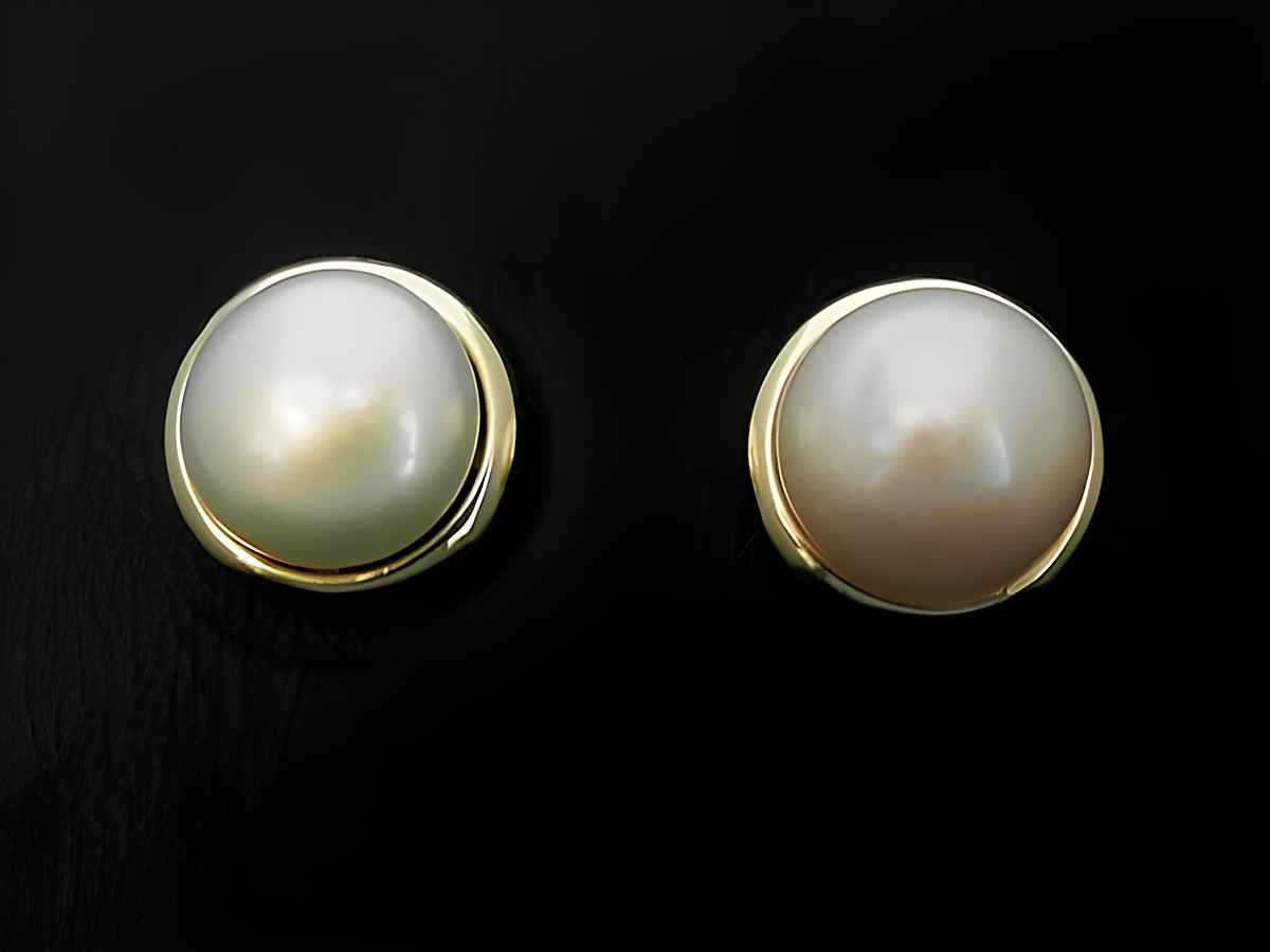 Elegante Ohrstecker aus Gold mit Süßwasser Zuchtperlen, hergestellt von Juwelier Harnisch. Perfekte Ergänzung für stilvolle Outfits, zeitlos und schick.