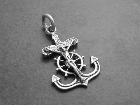 Kreuz mit Ruder und Jesusfigur aus925 Sterling Silber, gefertigt von Juwelier Harnisch, detailreiche Darstellung, ideal als Anhänger für eine Kette oder ein Armband.