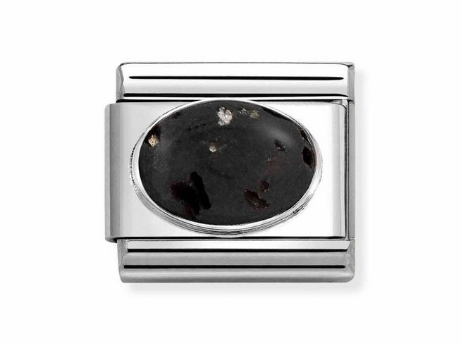 433051043-0 Eine elegante Classic Variante von Nomination mit einem ovalen Lavastein in der Mitte, umgeben von silbernen und edelstahlfarbenen Elementen, ideal für stilvolle Armbänder.