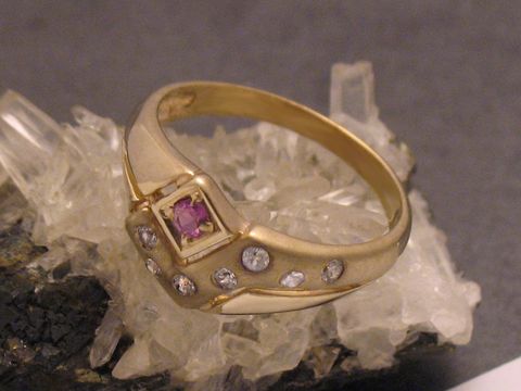 Goldring hinreißend Gold 333 mit Rubin und Zirkonia in Größe 58, Hersteller Juwelier Harnisch, bis Größe 58/18,5, auf Kristallbasis präsentiert.