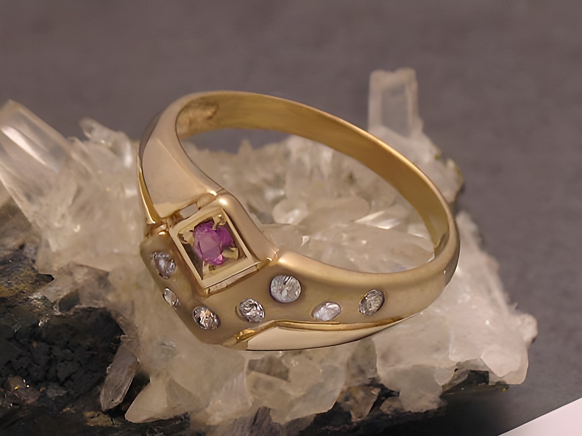 Goldring hinreißend Gold 333 mit Rubin und Zirkonia in Größe 58, Hersteller Juwelier Harnisch, bis Größe 58/18,5, auf Kristallbasis präsentiert.