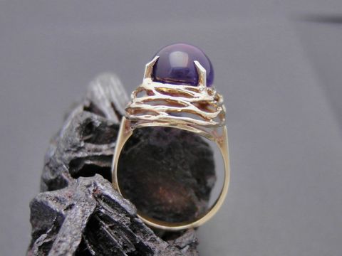 Goldring designorientiert Größe 53 mit Amethyst aus Gold 585 vom Hersteller Juwelier Harnisch bis Größe 54/17,5 auf schwarzem Hintergrund.