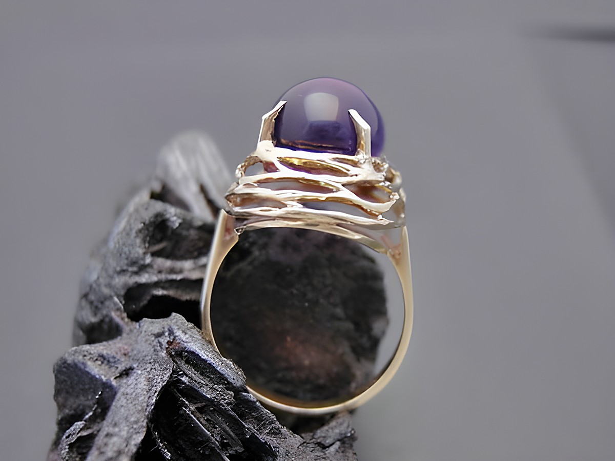 Goldring designorientiert Größe 53 mit Amethyst aus Gold 585 vom Hersteller Juwelier Harnisch bis Größe 54/17,5 auf schwarzem Hintergrund. – Ansicht 2