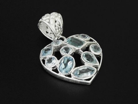 Silber Anhänger in Herzform mit facettiertem Topas, romantisch gestaltet, hergestellt von Juwelier Harnisch, verziert mit weiteren Steinen für besondere Akzente.