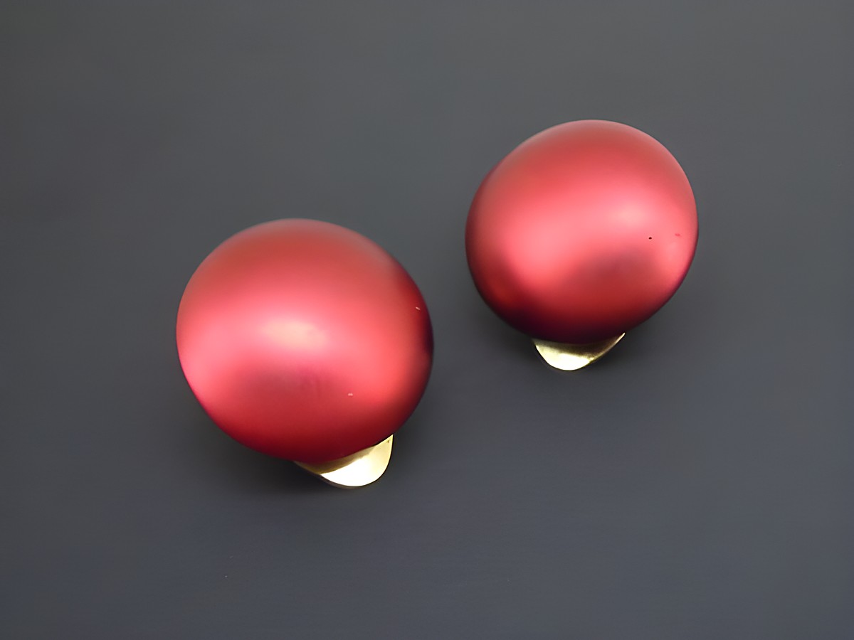 Ohrclip in weinrot schlicht mit goldfarbenem Element und seidenmatter Synthese Zuchtperle, Hersteller Juwelier Harnisch, elegantes Design für jeden Anlass.