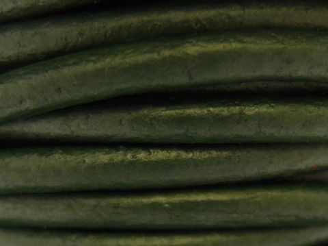 Lederband Grün - 90 cm - 3 mm - Edelstahl Bajonett - Metallic - lawn, Hersteller: Juwelier Harnisch, detailreiche Ansicht des geflochtenen grünen Lederbands.