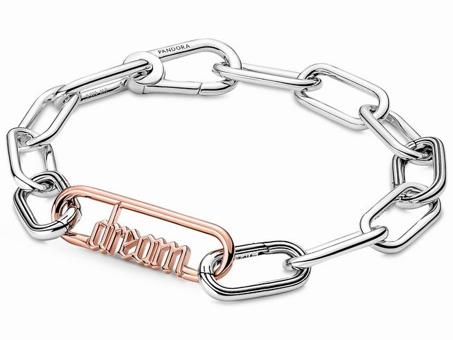 Armband aus Silber mit roségold vergoldetem Element, das das Wort Traum zeigt. Stilvolles Design von Pandora, ideal für moderne Schmuckliebhaber.