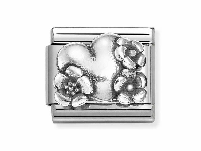 Silberner Charm mit einem reliefierten Herz und zwei blühenden Blumen, dekorativ und elegant gestaltet, aus hochwertigem Material von Nomination, Modell Classic Silber 330101 74.