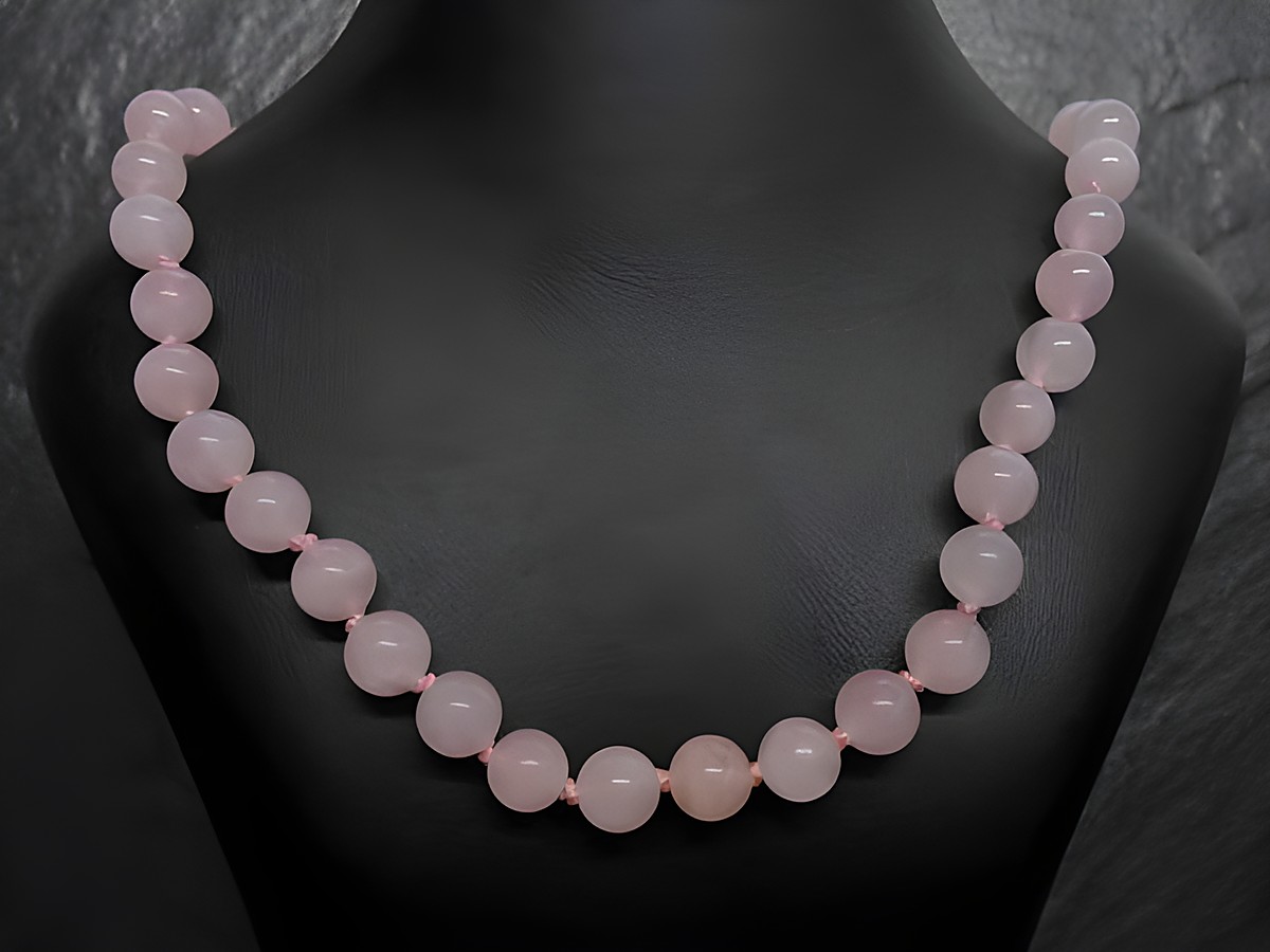 Runde Silberkette rhodiniert mit rosa Rosenquarzperlen und Karabiner, Länge 86 cm, Hersteller Juwelier Harnisch, Steinketten.