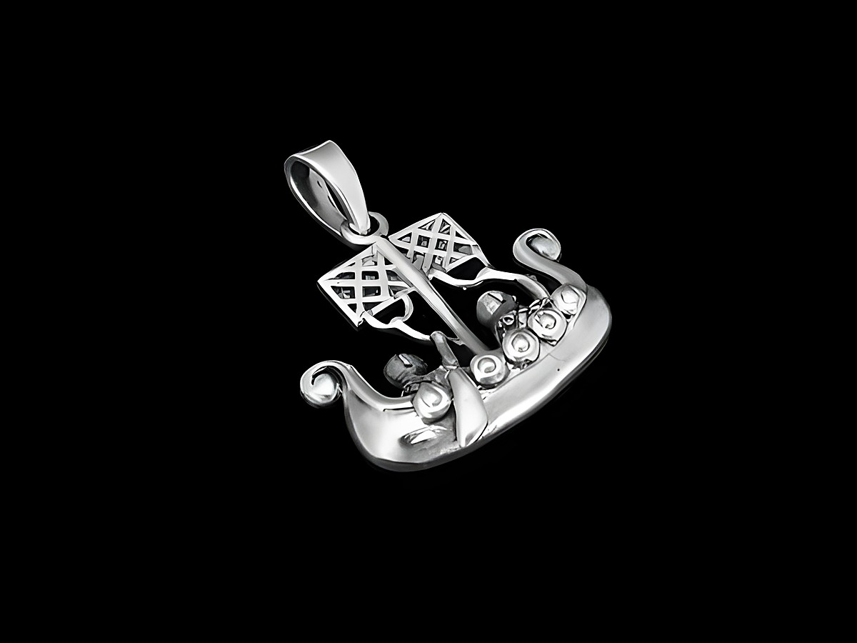 Ein Anhänger in Form eines Wikingerschiffs aus 925 Sterling Silber, detailliert ausgestaltet mit zwei Fahnen und dekorativen Elementen, hergestellt von Juwelier Harnisch.
