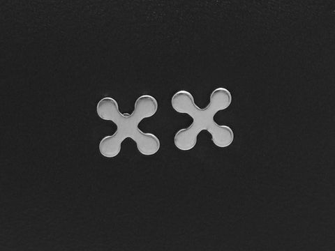 Edelstahl Ohrringe im Retro-Stil, Ohrstecker in Form von X, Hersteller Juwelier Harnisch, glänzende Oberfläche, ideal für den täglichen Gebrauch oder besondere Anlässe.