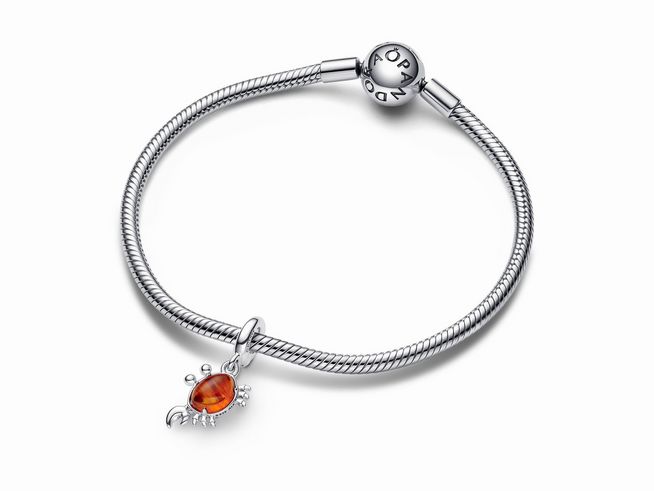 Armbänder aus Sterling Silber mit einem Charm von Sebastian, der Krabbe aus Arielle die Meerjungfrau, mit einem orangefarbenen Stein, hergestellt von Pandora Disney.