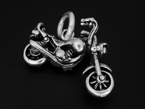 Silber Anhänger in Form eines Motorrads im Chopper-Stil, hergestellt von Juwelier Harnisch, ideal für Fahrzeugliebhaber und Schmuckenthusiasten.