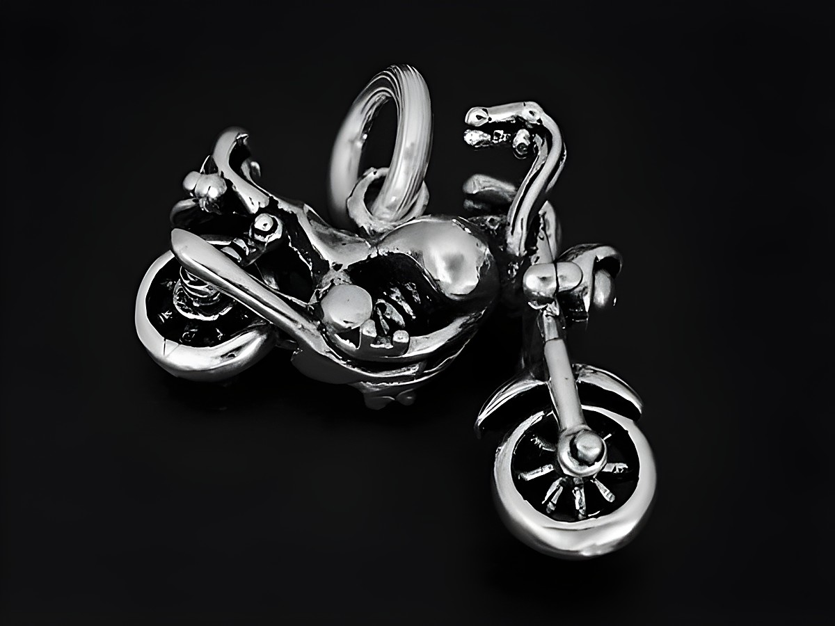Silber Anhänger in Form eines Motorrads im Chopper-Stil, hergestellt von Juwelier Harnisch, ideal für Fahrzeugliebhaber und Schmuckenthusiasten.