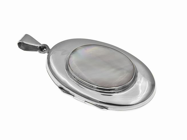 Medaillon aus poliertem Perlmutt in Rosa, ovaler Form, gefasst in hochwertigem Sterling Silber, von Juwelier Harnisch, ideal zum Tragen oder Verschenken.