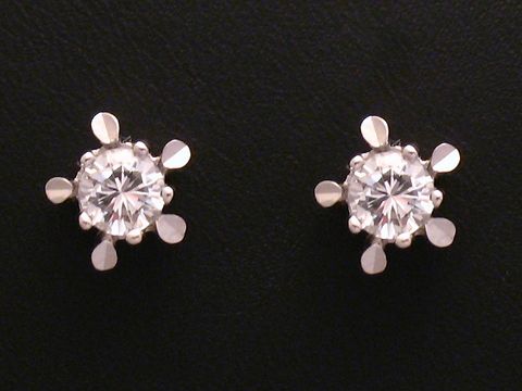 Ohrringe Zirkonia in Weißgold 585 als Ohrstecker vom Hersteller Juwelier Harnisch, filigranes Design mit funkelnden Steinen und modernen Elementen, ideal für jeden Anlass.