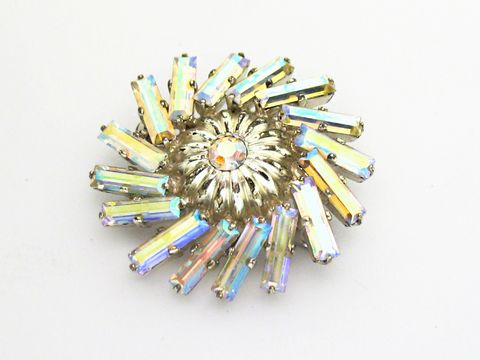 Strass Brosche in funkelndem Design, weiß gefasst. Hersteller Juwelier Harnisch, ideal für jede Gelegenheit. Weitere Farben verfügbar.