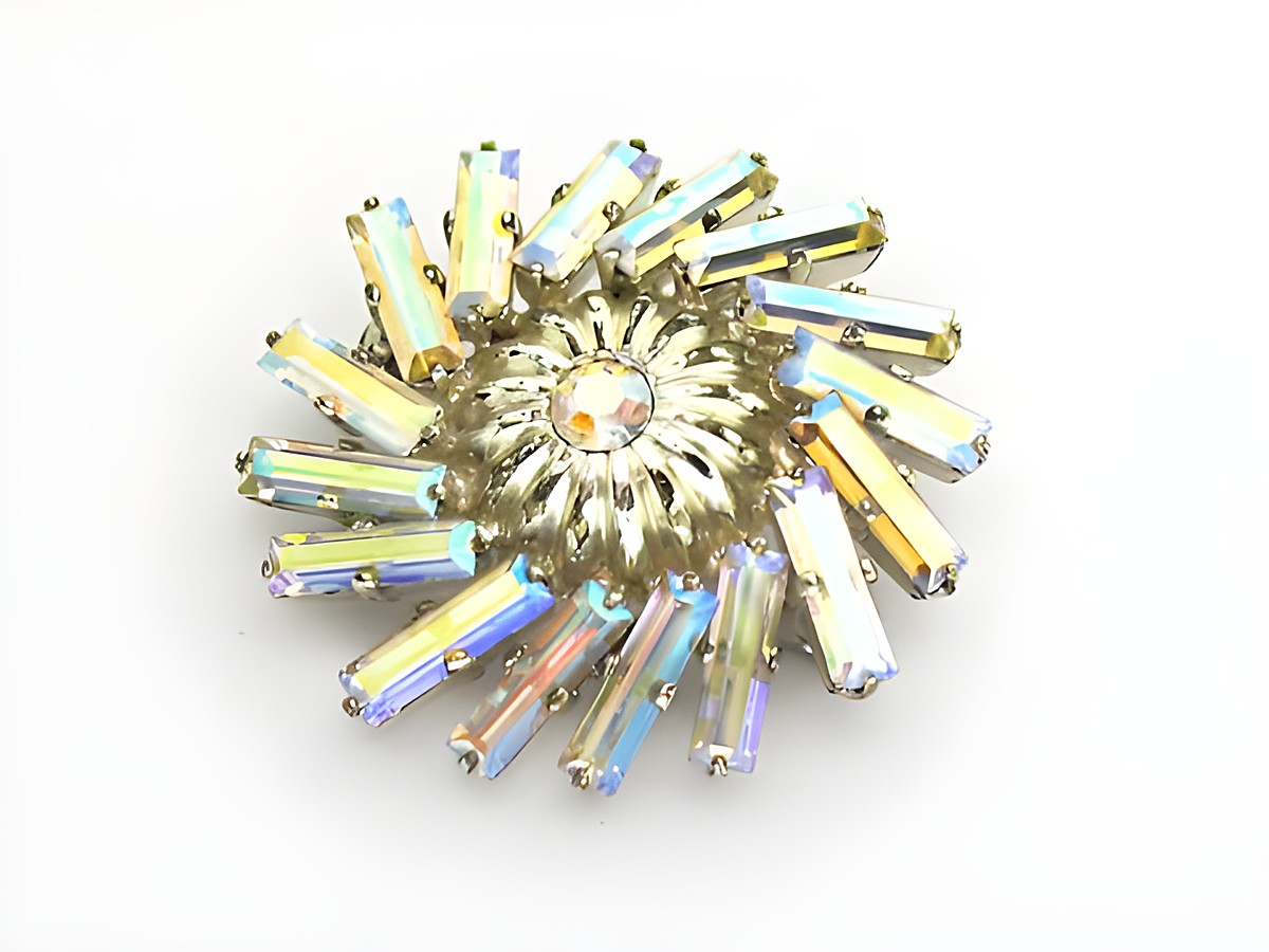 Strass Brosche in funkelndem Design, weiß gefasst. Hersteller Juwelier Harnisch, ideal für jede Gelegenheit. Weitere Farben verfügbar.