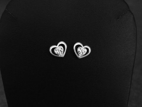 Silber Ohrstecker Herz zeitlos teilmattiert von Juwelier Harnisch, elegantes Design ohne Stein, geeignet für jeden Anlass, perfekt als modisches Accessoire.