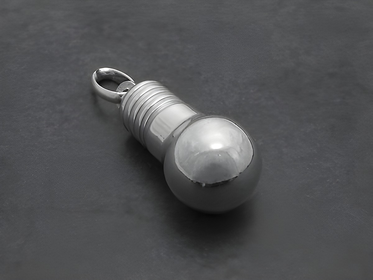 Silber Anhänger in Form einer Glühbirne, massiv Silber, Hersteller Juwelier Harnisch, vielseitig einsetzbar mit diversen Motiven, ideal für individuelle Schmuckgestaltungen.