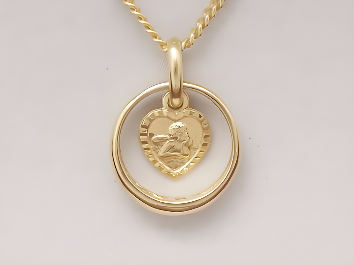 Taufring aus Gold 333 mit einem Schutzengel im Herzen, perfekt für Gravuren, hergestellt von Juwelier Harnisch. Schmuckstück für besondere Anlässe wie Taufen oder Hochzeiten. – Ansicht 2