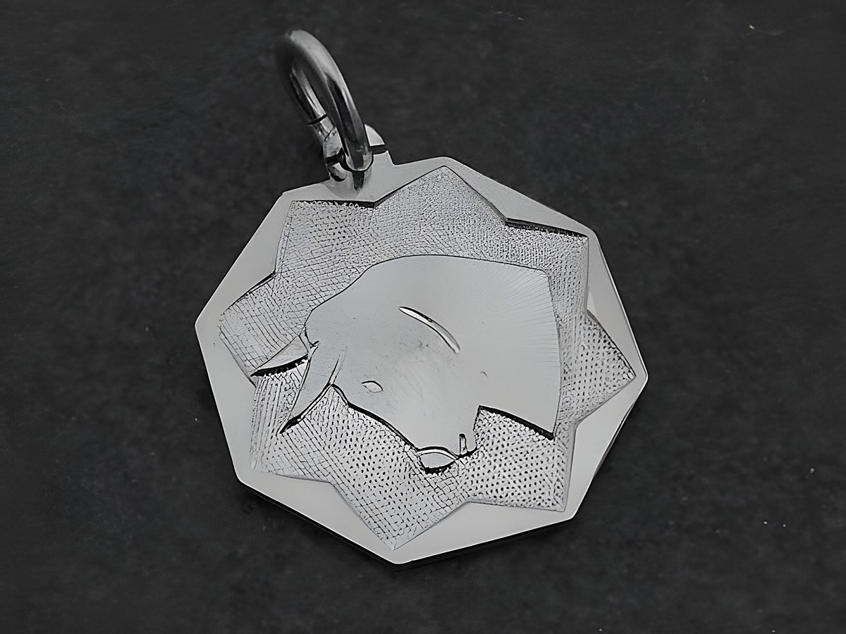 Silber Anhänger Platte mit dem Sternzeichen Stier, hergestellt von Juwelier Harnisch. Der Anhänger zeigt stilisiert einen Stierkopf auf einer achteckigen Grundform.