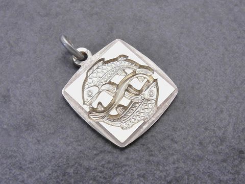Silber vergoldet Anhänger mit einem eckigen, bicolor Design, das das Sternzeichen Fische darstellt. Hersteller: Juwelier Harnisch. Der Anhänger zeigt zwei stilisierte Fische in einer eleganten Darstellung.