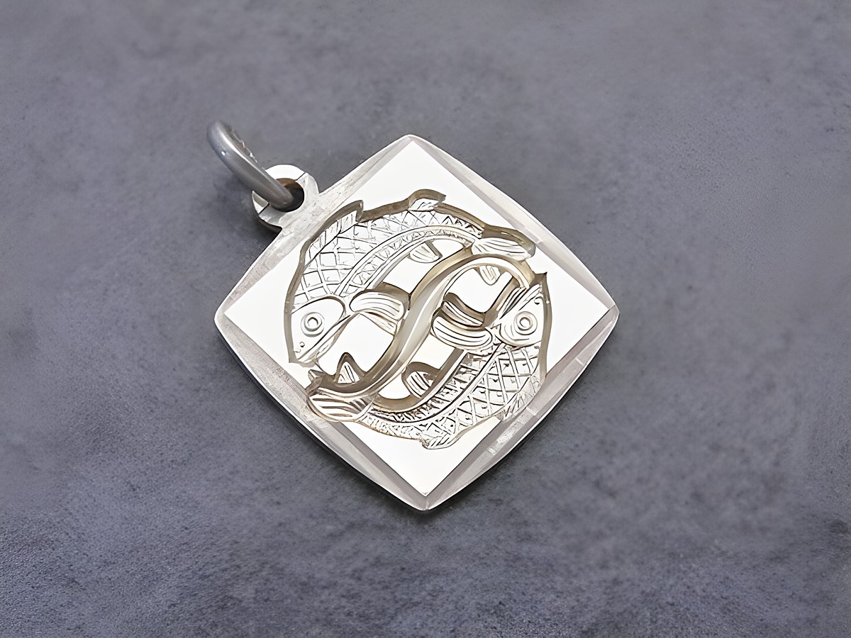 Silber vergoldet Anhänger mit einem eckigen, bicolor Design, das das Sternzeichen Fische darstellt. Hersteller: Juwelier Harnisch. Der Anhänger zeigt zwei stilisierte Fische in einer eleganten Darstellung.
