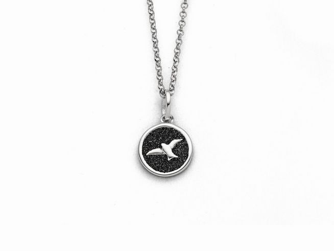 DUR Kette Freiheit 2.0 aus Sterling Silber mit einem runden Anhänger, der ein abstraktes Vogelsymbol auf schwarzem Hintergrund zeigt, Länge 42 cm, Hersteller DUR.