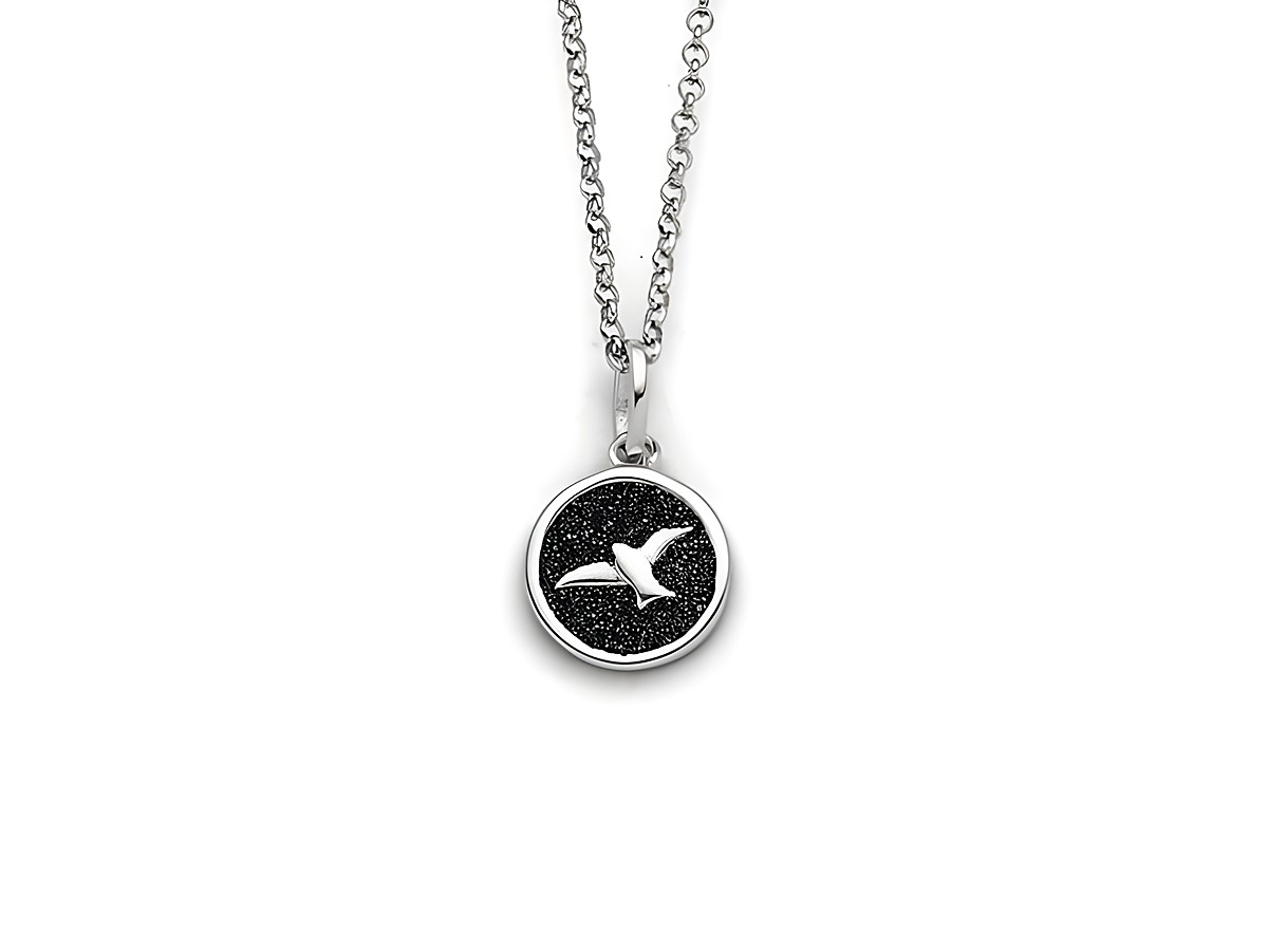 DUR Kette Freiheit 2.0 aus Sterling Silber mit einem runden Anhänger, der ein abstraktes Vogelsymbol auf schwarzem Hintergrund zeigt, Länge 42 cm, Hersteller DUR.