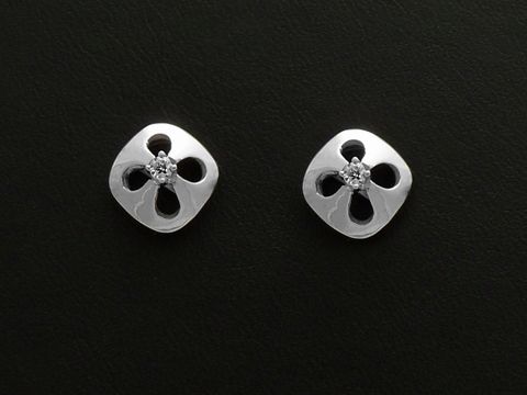 Weißgold Ohrstecker 585 mit einem edlen Design, jeweils verziert mit einem Diamanten von 0,05 ct. W/Si, hergestellt von Juwelier Harnisch, ideal als Ohrringe für elegante Anlässe.