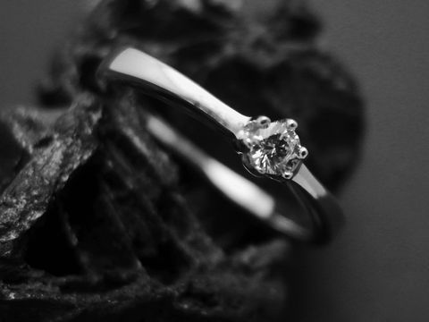 Silberring in Krappenfassung mit 3,8 mm Zirkonia aus rhodiniertem Sterlingsilber in Größe 52 von Juwelier Harnisch, elegant und zeitlos.
