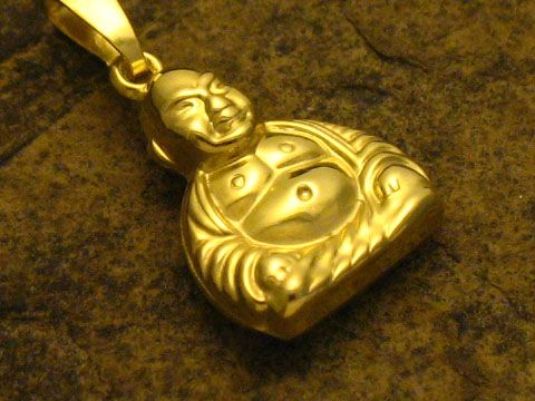Buddha glänzend Anhänger aus Gold 333, gefertigt von Juwelier Harnisch, dient als Glücksbringer und zeigt eine detaillierte Darstellung des Buddha mit seinem charakteristischen Lächeln.