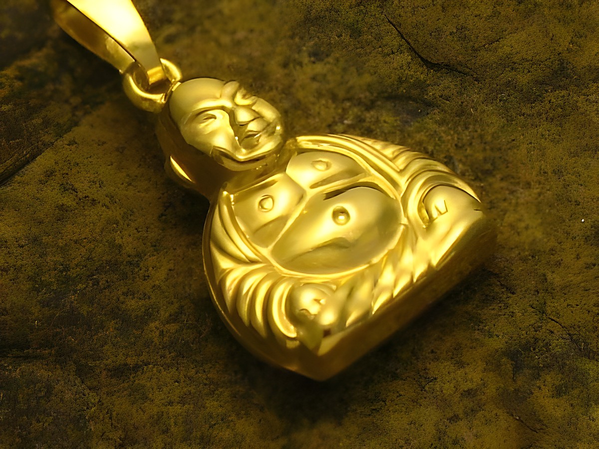 Buddha glänzend Anhänger aus Gold 333, gefertigt von Juwelier Harnisch, dient als Glücksbringer und zeigt eine detaillierte Darstellung des Buddha mit seinem charakteristischen Lächeln.
