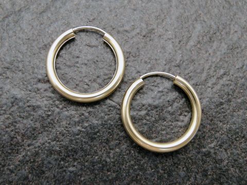 Gold Creolen 2 cm aus 585er Gold, 2,5 mm dick, elegant und zeitlos, hergestellt vom Juwelier Harnisch, ideal für jeden Anlass, Durchmesser bis 25 mm.