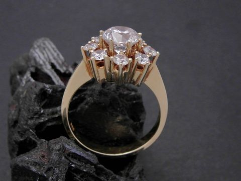 Gold Ring unvergänglich Gold 585 Zirkonia Goldring Gr. 56, Hersteller Juwelier Harnisch bis Gr. 56/18, exquisiter Ring mit funkelndem Zirkonia in eleganter Fassung auf dunklem Hintergrund.