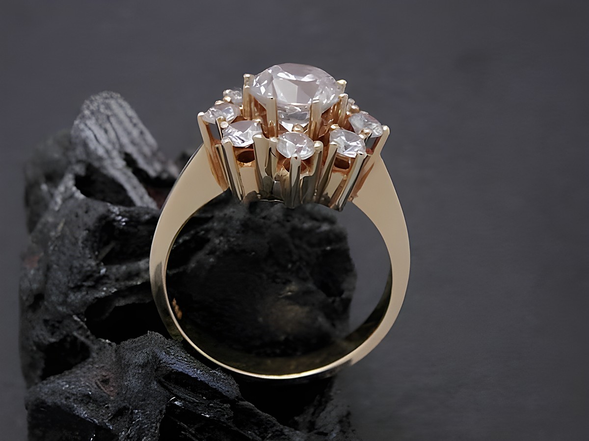 Gold Ring unvergänglich Gold 585 Zirkonia Goldring Gr. 56, Hersteller Juwelier Harnisch bis Gr. 56/18, exquisiter Ring mit funkelndem Zirkonia in eleganter Fassung auf dunklem Hintergrund. – Ansicht 2