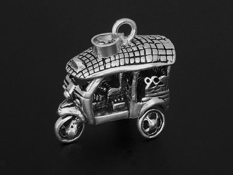 Silber Anhänger einer Rikscha, detailreich gestaltet, hergestellt von Juwelier Harnisch, ideal für Fahrzeugliebhaber und Schmucksammler.