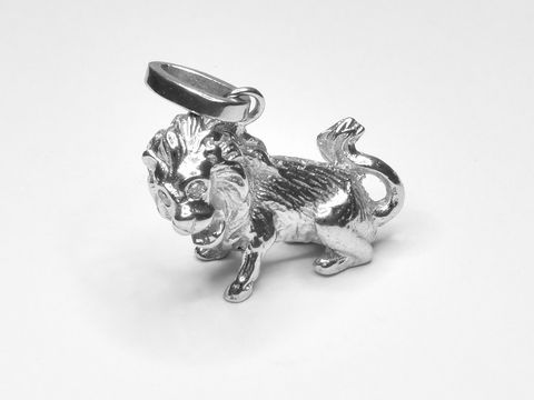 Weißgold Anhänger Löwe 585 Weißgold kraftvoll mit 2 Brillanten 0,03 ct W/Si Hersteller Juwelier Harnisch Löwe.
