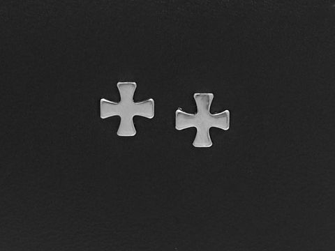 Edelstahl Ohrringe in Form eines eleganten Kreuzes, Ohrstecker, Hersteller Juwelier Harnisch, glänzendes Design, ideal für jeden Anlass, robust und stilvoll.