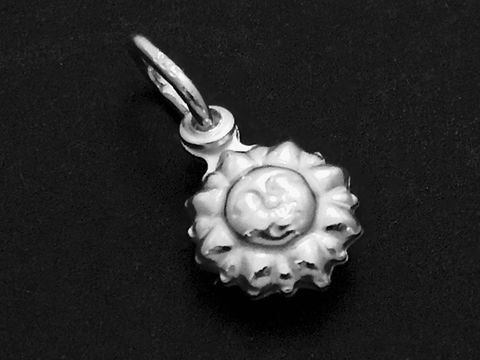 Silber Anhänger in Form einer niedlichen Sonne mit einem Gesicht, ca. 10 mm groß, hergestellt von Juwelier Harnisch, passend zum Thema Sonne Mond Sterne.