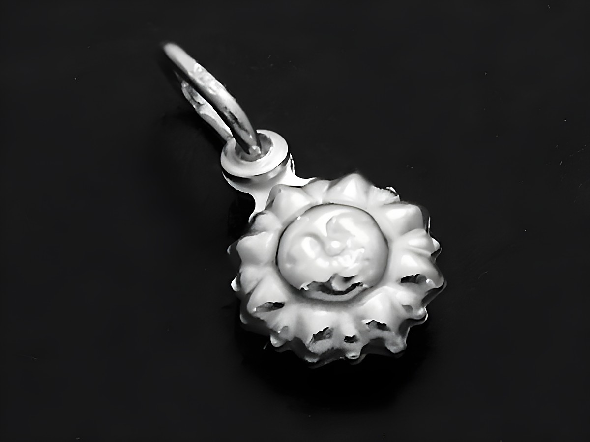 Silber Anhänger in Form einer niedlichen Sonne mit einem Gesicht, ca. 10 mm groß, hergestellt von Juwelier Harnisch, passend zum Thema Sonne Mond Sterne.