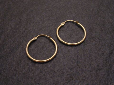 Creole-Gold auf Silber Ohrring klassisch rund 1,5 cm von Juwelier Harnisch, elegante Ohrschmuck mit einfachem Design auf dunklem Hintergrund.