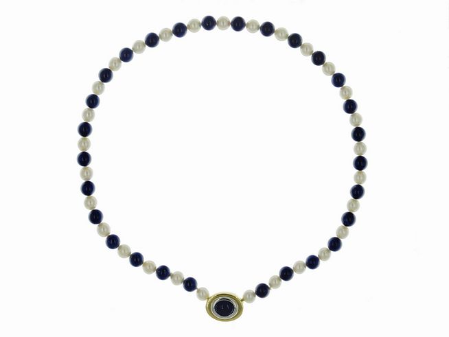 Perlenkette mit Akoya-Zuchtperlen und Lapislazuli in den Größen 7,5-8,5 mm, Farbkombination Weiß und Blau, Länge 47 cm, Bicolor 585, Hersteller Juwelier Harnisch, mit Steinen.