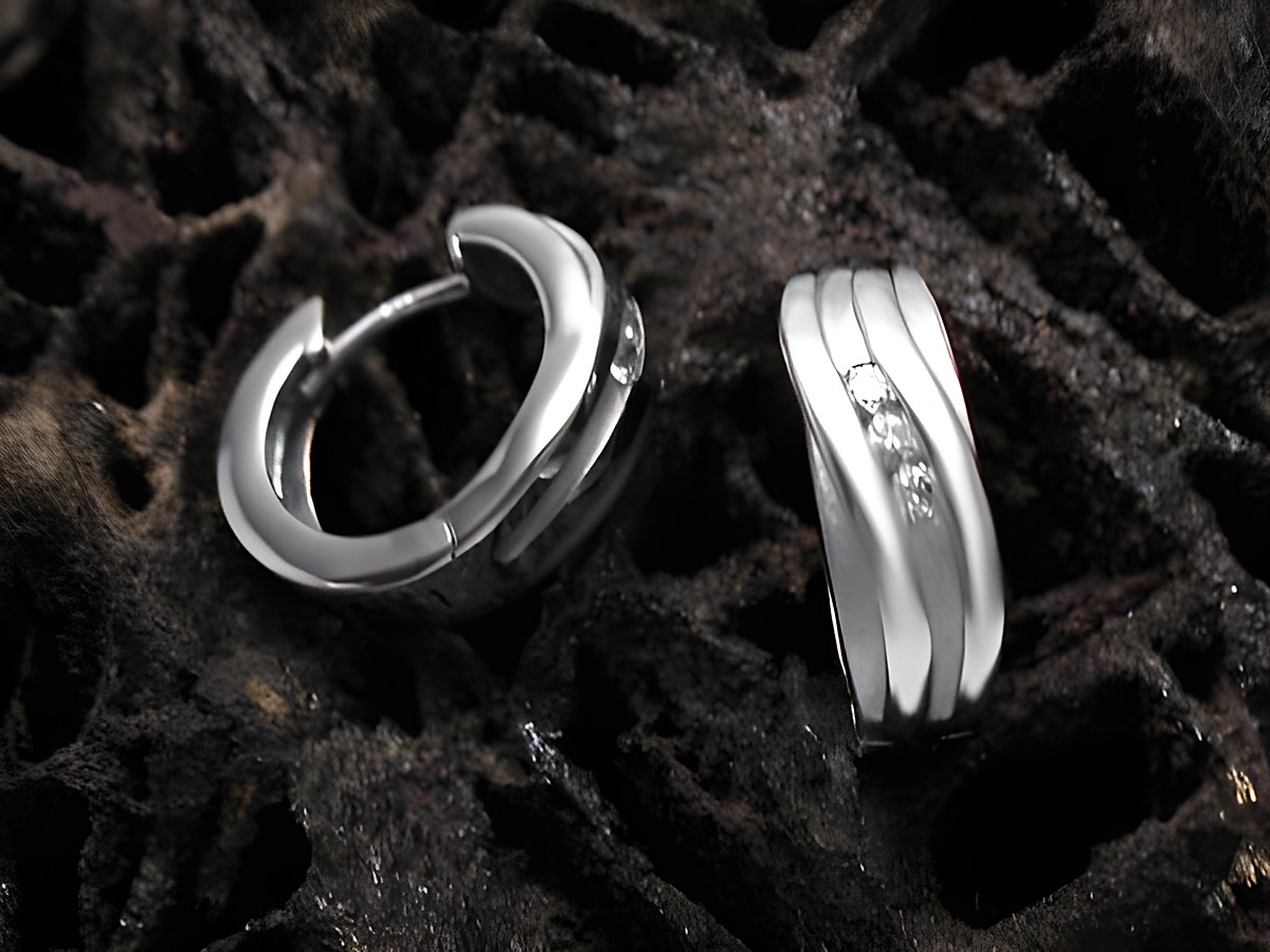 Creolen in Wellenform aus rhodiniertem Sterling Silber mit Zirkonia, Hersteller Juwelier Harnisch, Größe bis 25 mm, elegant und modern für jeden Anlass.